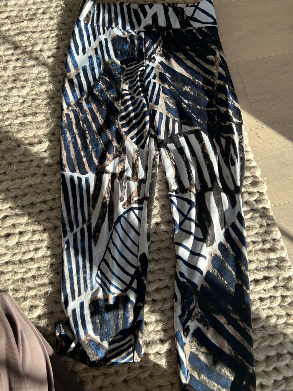 Frank Lyman Design Navy, White & Gold Abstract Print Pants